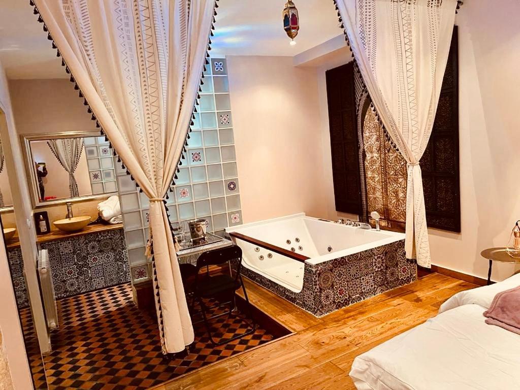 Jacuzzi Love Room Париж Екстер'єр фото